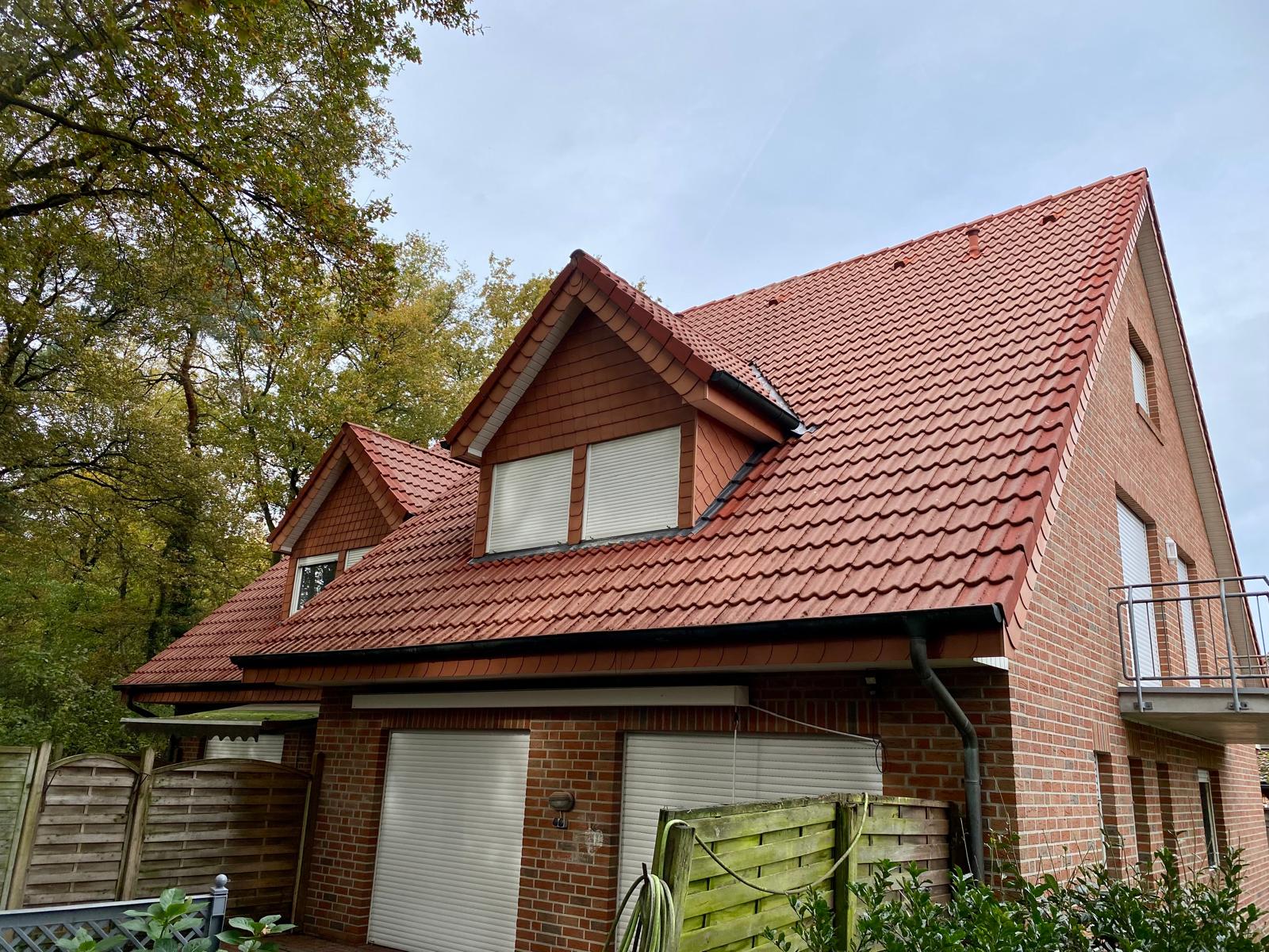 Dachreinigung Bad Bentheim Nachher: Das Dach erstrahlt nach der professionellen Reinigung in neuem Glanz.